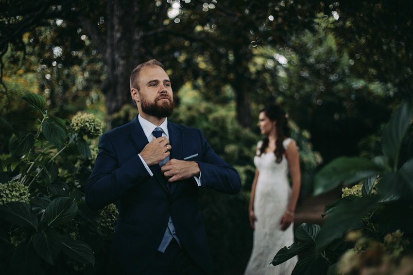 Para Rubén solo tenemos palabras de agradecimiento, primero de todo por su gran trabajo y profesionalidad.Después de mucho buscar y no encontrar al fotógrafo adecuado ,en cuanto vimos sus trabajos supimos al instante que queríamos que fuera la persona que retratara nuestra boda y no nos equivocamos.El día de nuestra boda no solo fue el fotógrafo, estuvo pendiente de todo, en esos momentos de estrés y nervios (que los hay) siempre tenía las palabras adecuadas para relajarte y tranquilizarte, eso es algo que se agradece y mucho en esos momentos.
Y eso se reflejo en su trabajo, que solo podemos decir que fue perfecto, tanto en la boda, como en la preboda y postboda.Y segundo tenemos que agradecerle ser como es, agradecerle esos momentos de charlas, de cachopos, de paseos por el campito y por enseñarnos que un día gris también puede se bonito.Muchas gracias por este bonito recuerdo que nos has dejado para siempre y que sabemos que no será el último, porque esperamos que puedas seguir plasmando tu talento en nuevas etapas que estén por llegar a nuestra familia.NÉSTOR Y VERO.