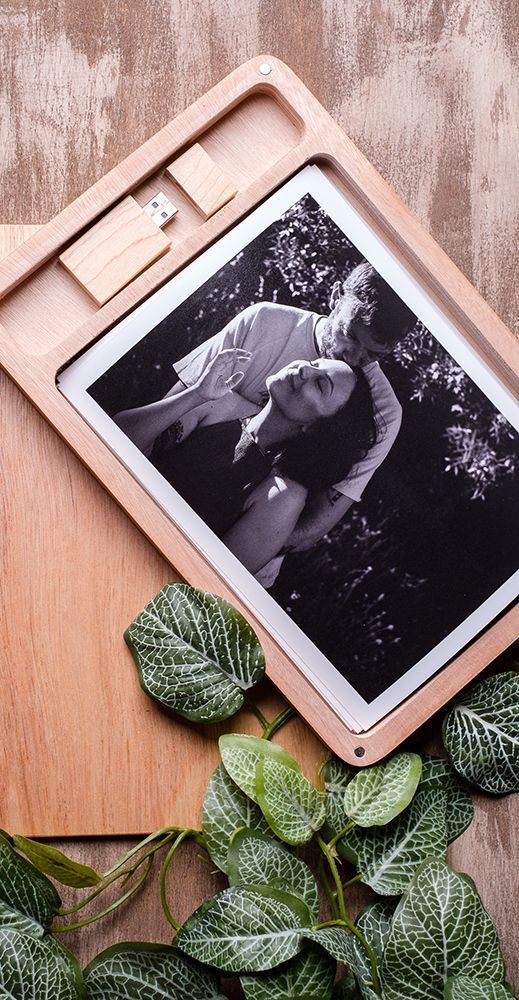 Caja personalizada con fotos impresas y USB – recuerdos incluidos en los reportajes de boda en Madrid.