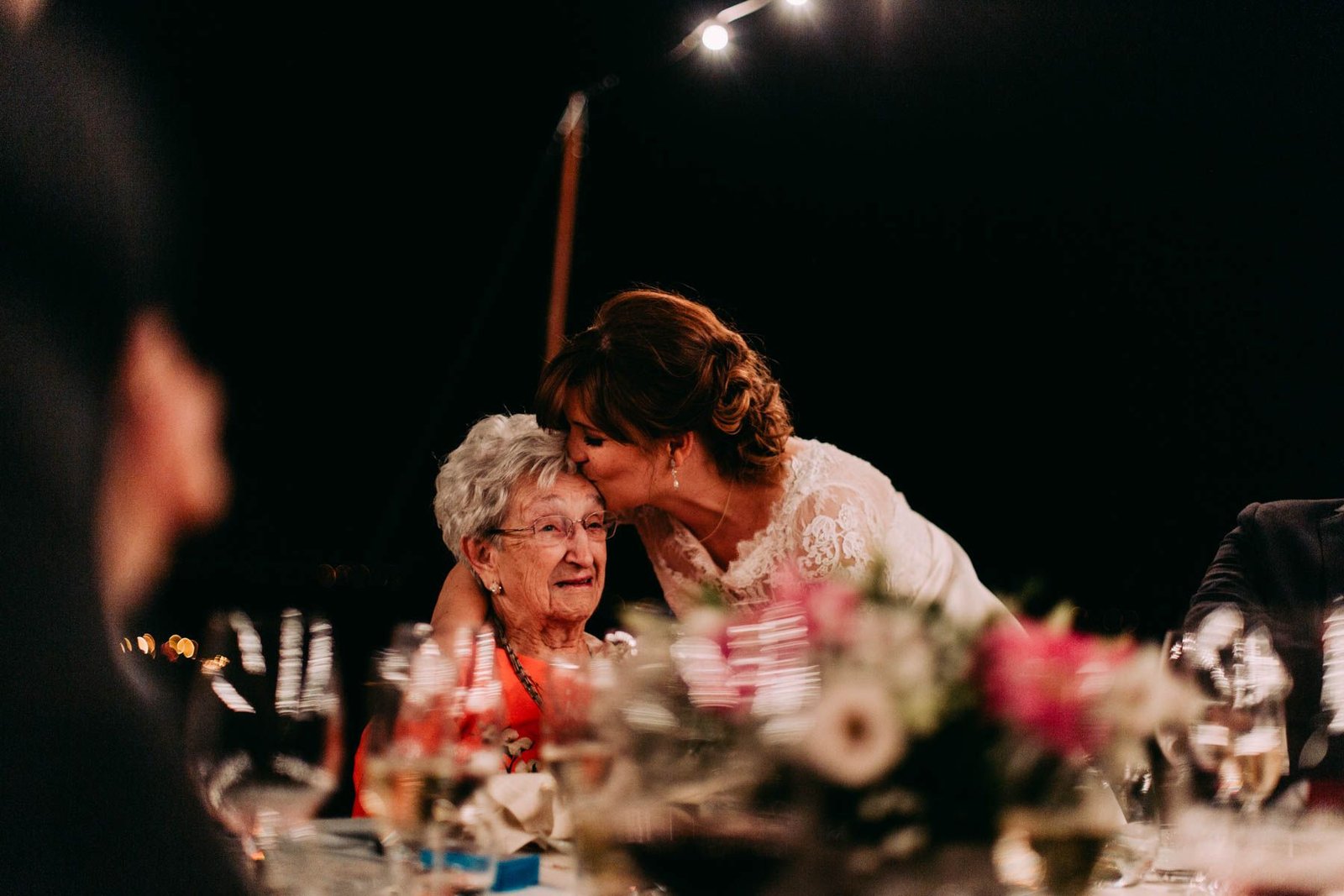 Una mujer abraza a una invitada mayor durante la celebración