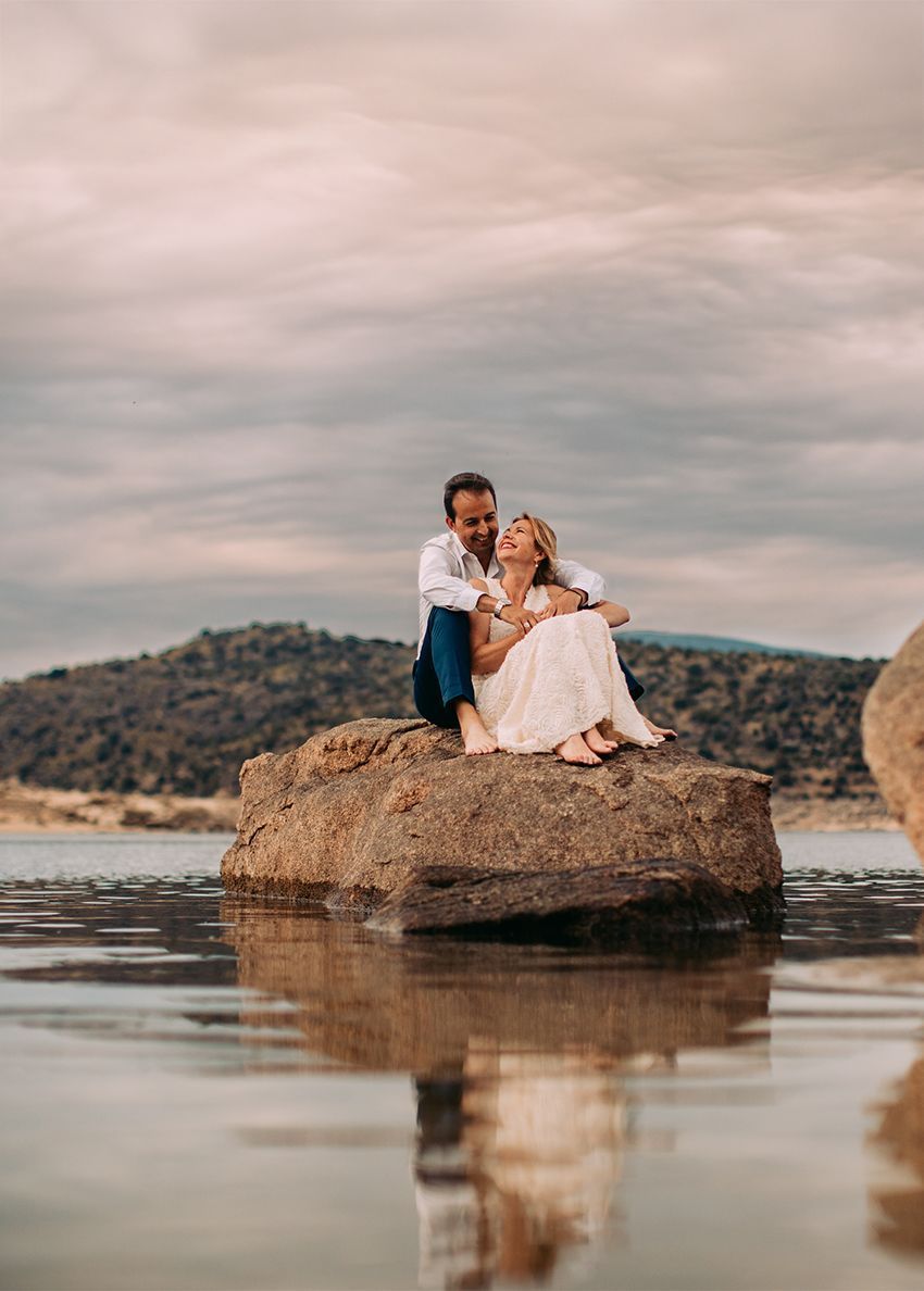 fotógrafo de bodas en Madrid – beso de los novios al atardecer