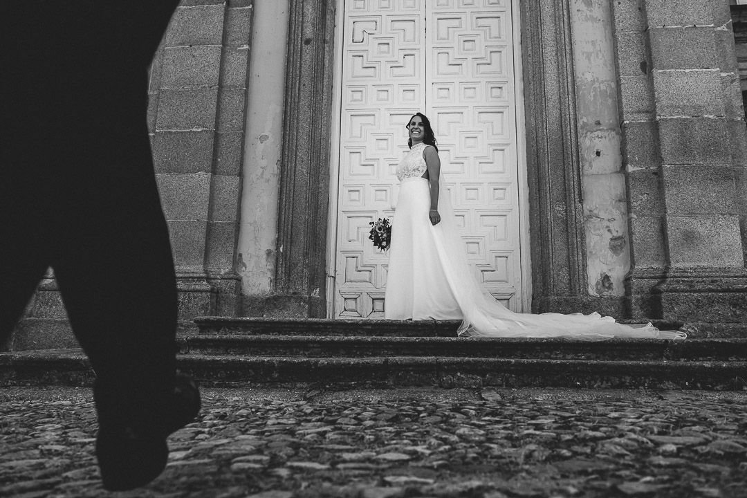 Noelia en la escalinata del palacio, con Carlos en primer plano.
