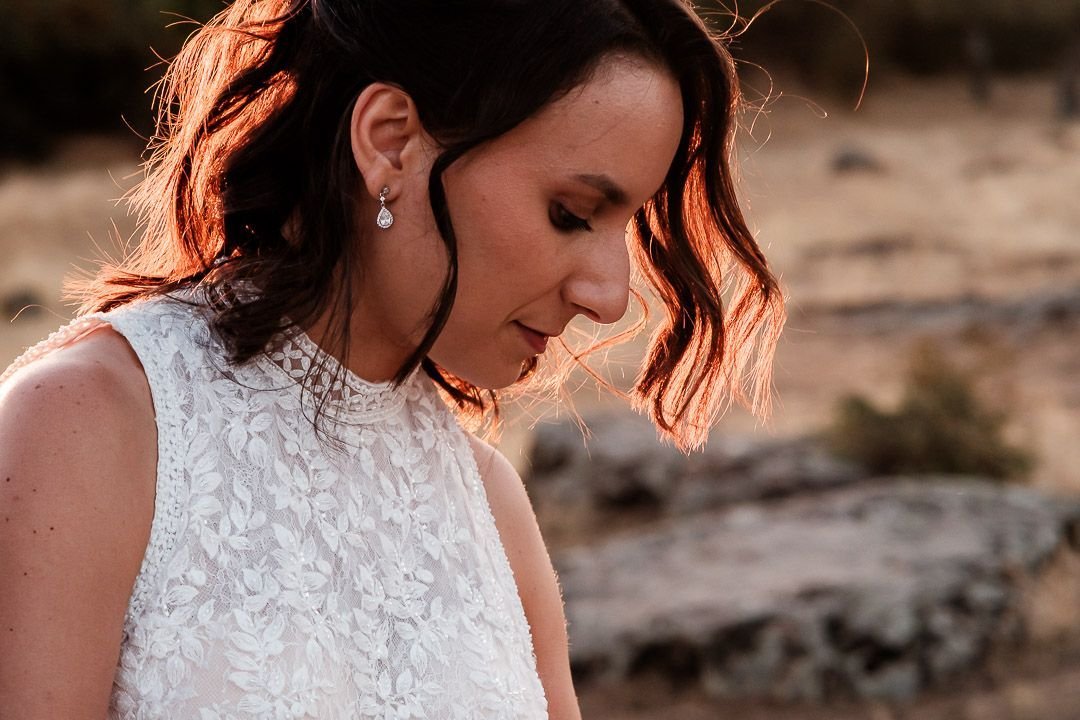 Primer plano de Noelia con el cabello iluminado por el sol.