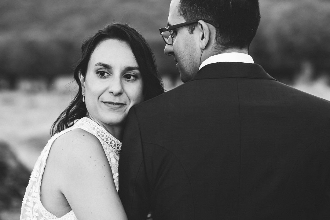 Noelia apoyada en Carlos en un retrato cercano en blanco y negro.