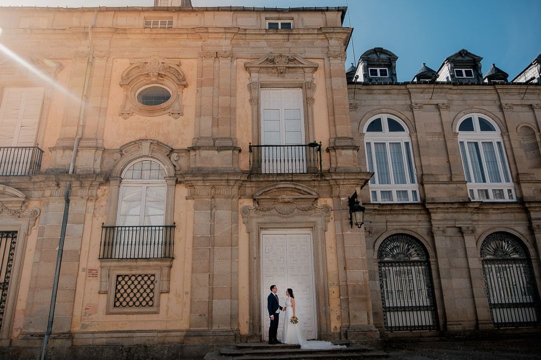 Noelia y Carlos ante la fachada del Palacio Real durante su postboda en La Granja de San Ildefonso.