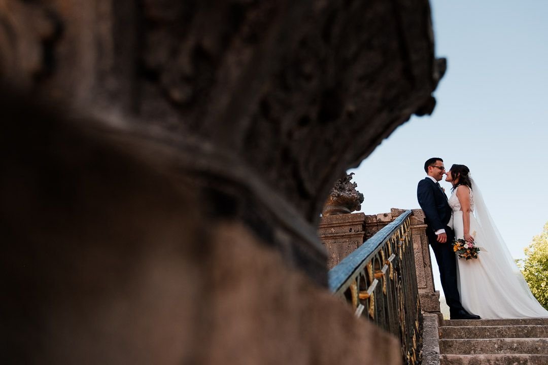 Noelia y Carlos se miran en una escalinata de piedra de La Granja.