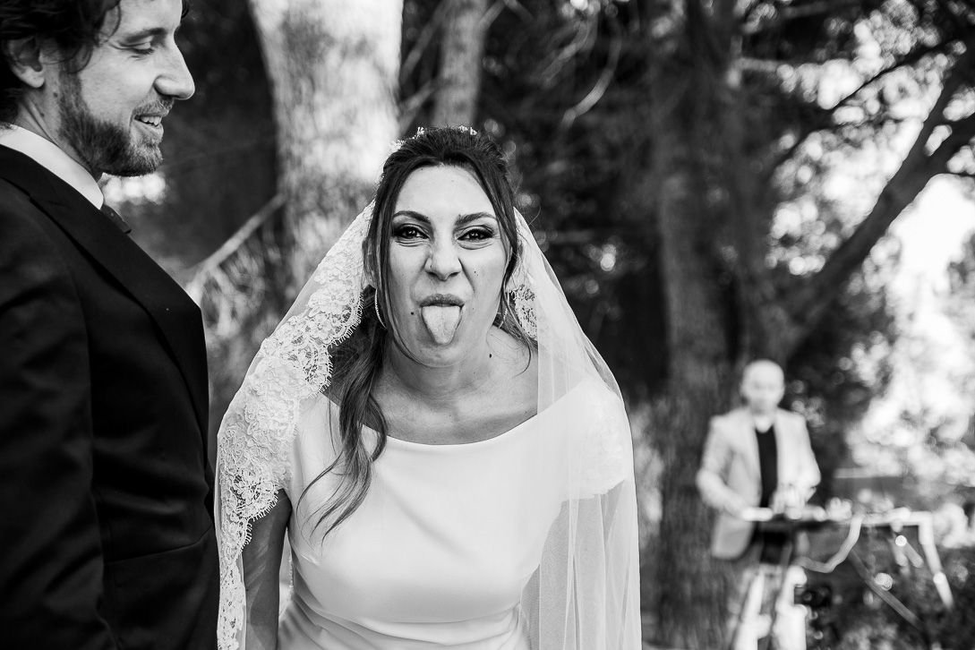 Natalia hace una mueca divertida junto a David, en blanco y negro.
