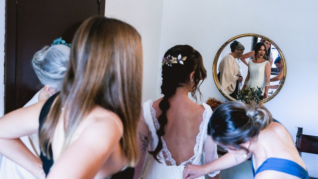 fotografia-documental-bodas-novios-abrazo