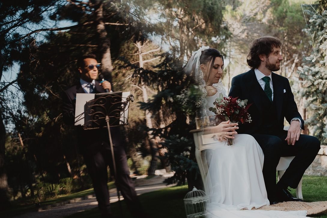 Natalia y David sentados durante su boda en El Torreón de Don Jacinto.