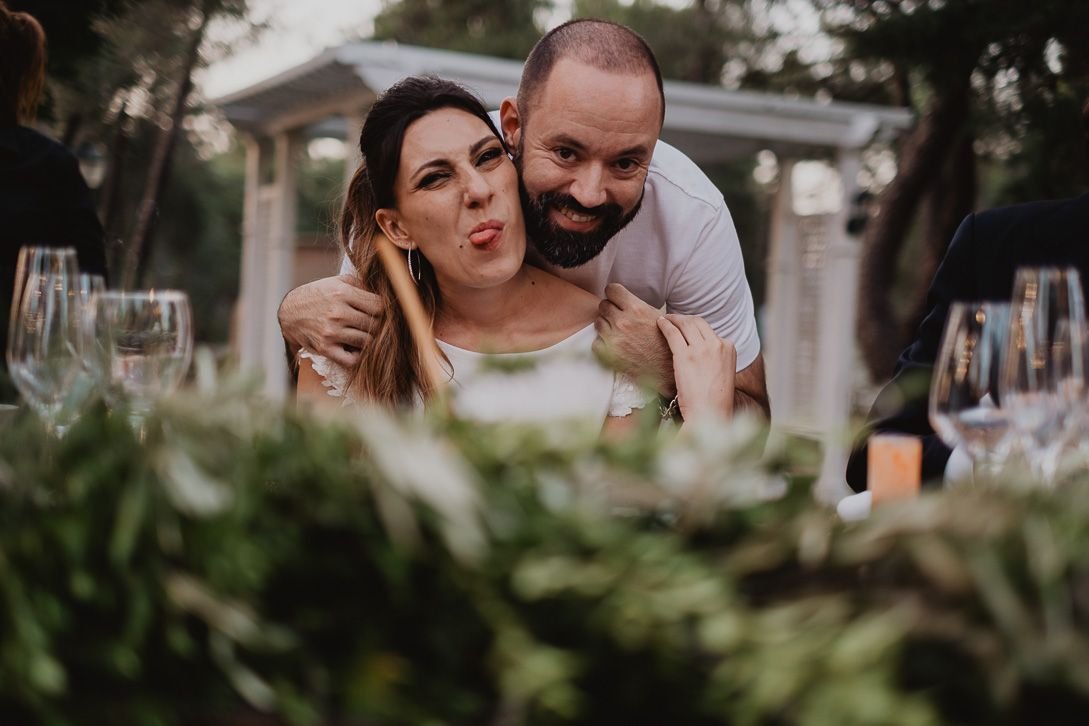 Natalia posa divertida junto a un invitado en la mesa del banquete.