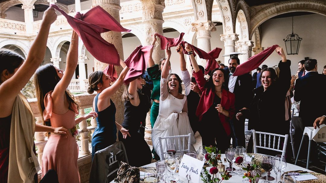 Amigos celebrando en boda en el Monasterio de Lupiana – Rubén Mejías Fotógrafo