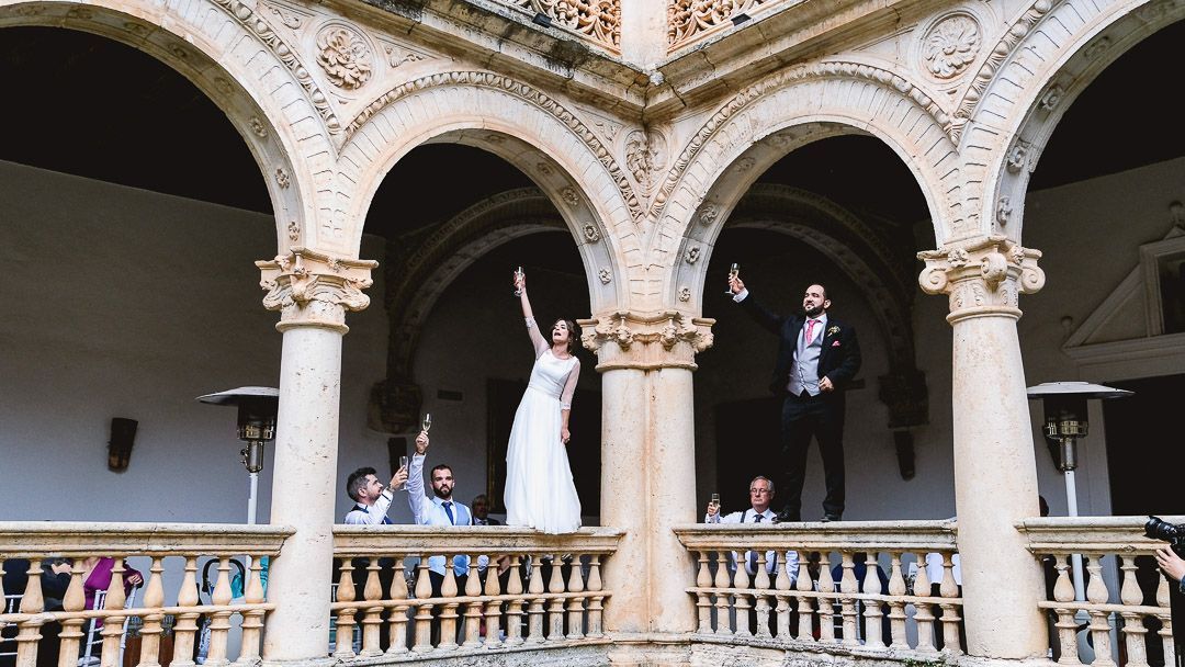 Invitados brindando en el Monasterio de Lupiana – Rubén Mejías Fotógrafo