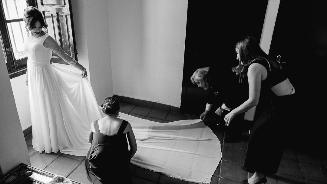 Detalle del vestido de novia en el Monasterio de Lupiana – Rubén Mejías Fotógrafo