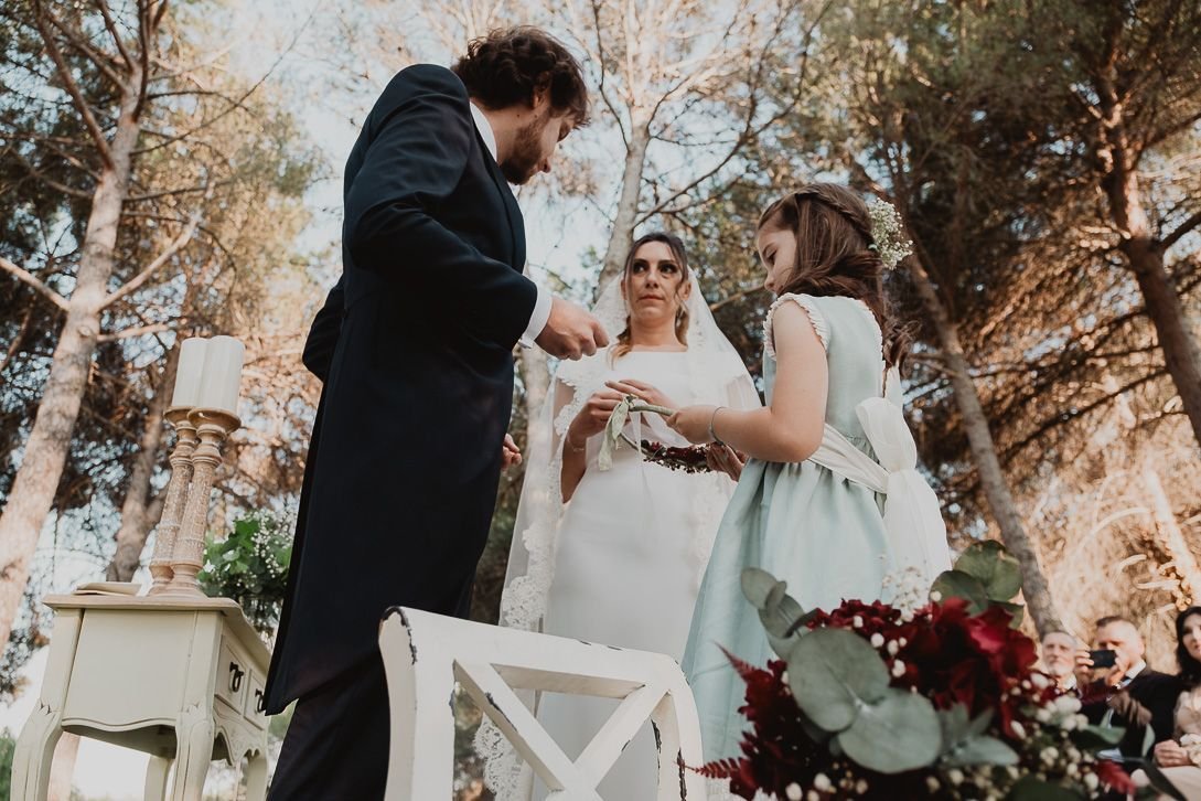 Una niña acompaña a Natalia y David durante la ceremonia.