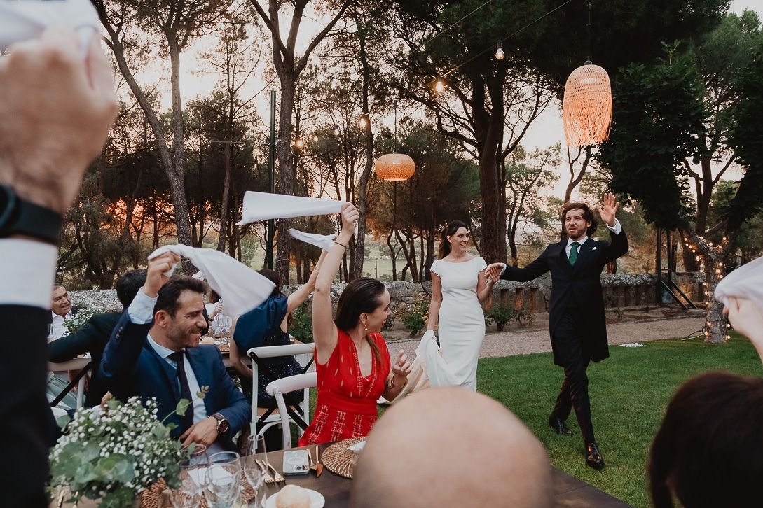 Los invitados reciben a Natalia y David agitando sus servilletas.