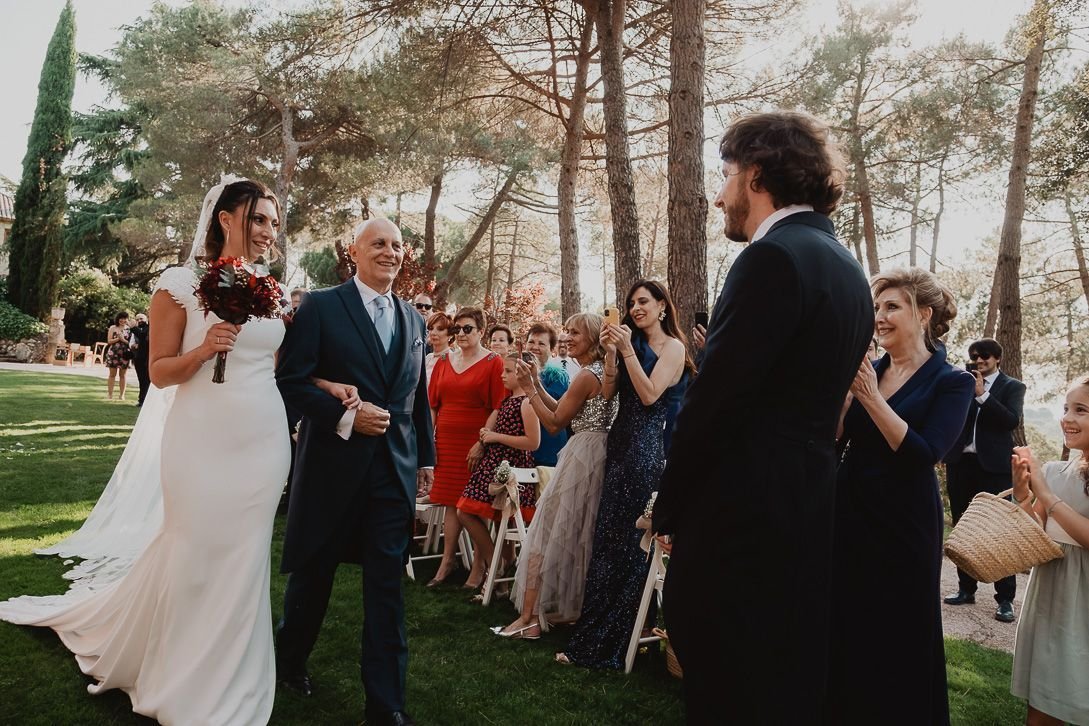 Natalia se acerca a David entre los aplausos de los invitados.