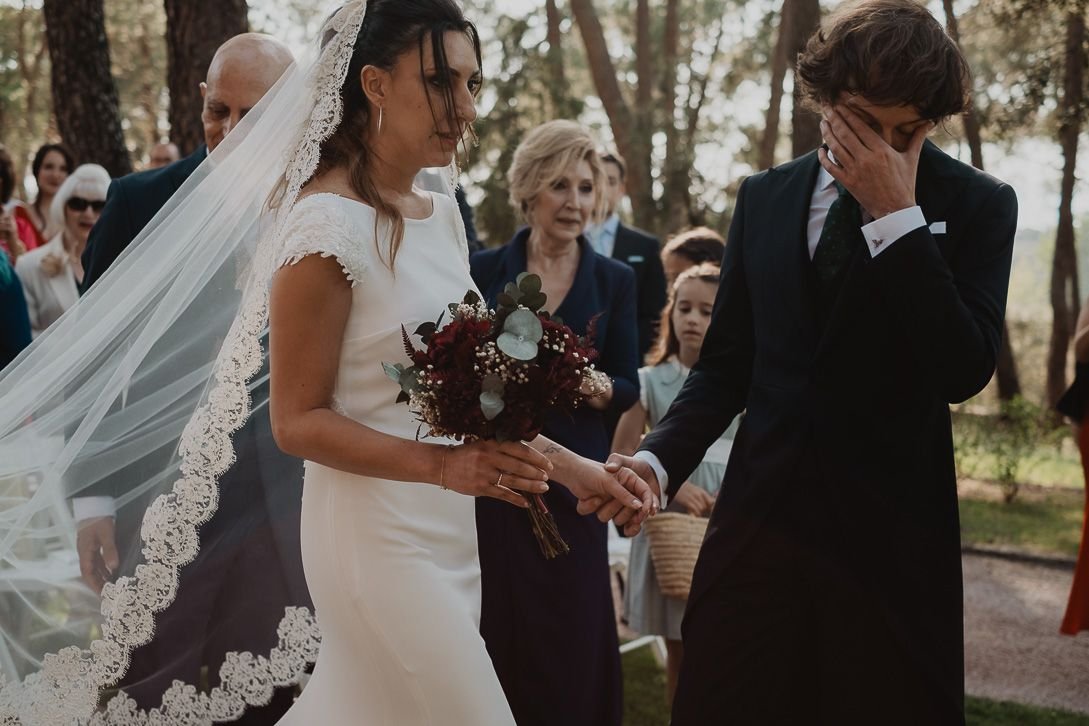 David se emociona mientras sostiene la mano de Natalia.