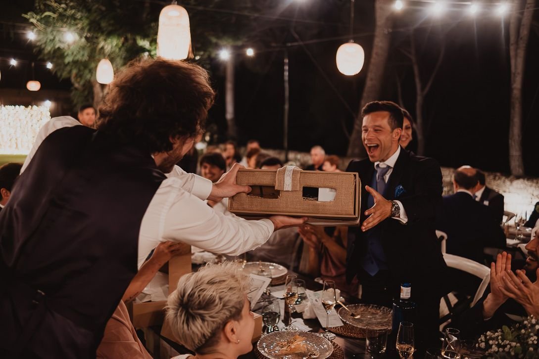 David entrega un regalo a un invitado durante el banquete.