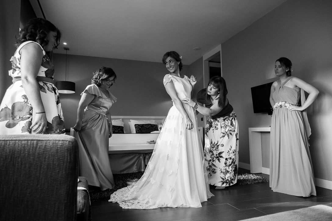 fotografia-documental-bodas-beso-novios