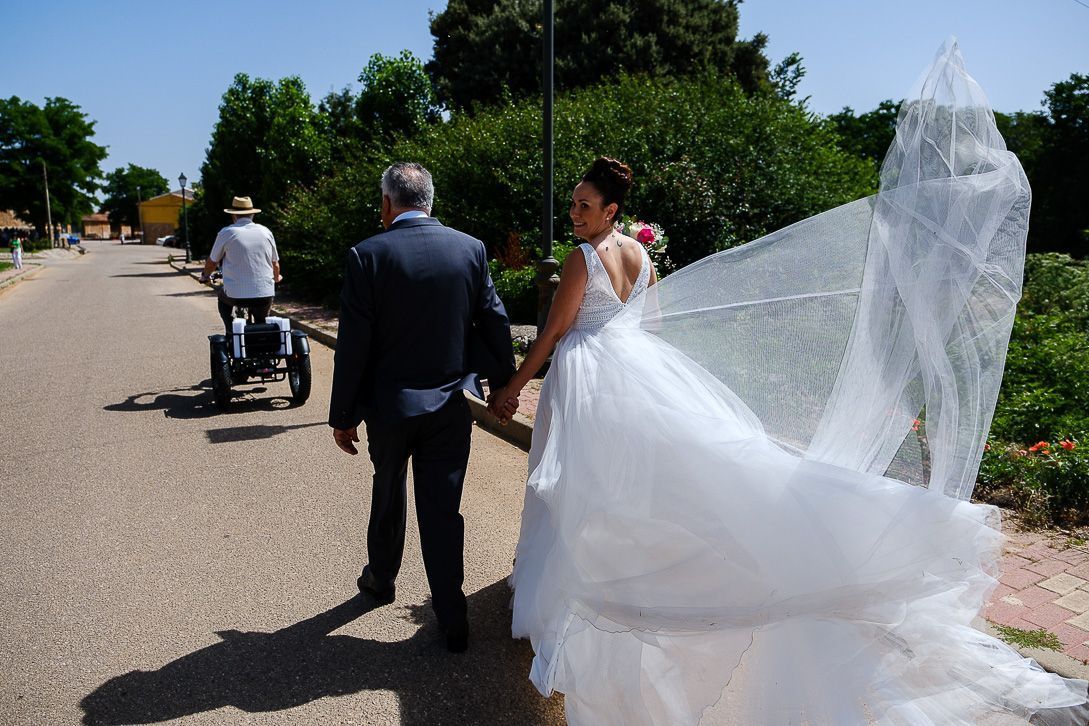 fotografia-documental-bodas-pareja-abrazados