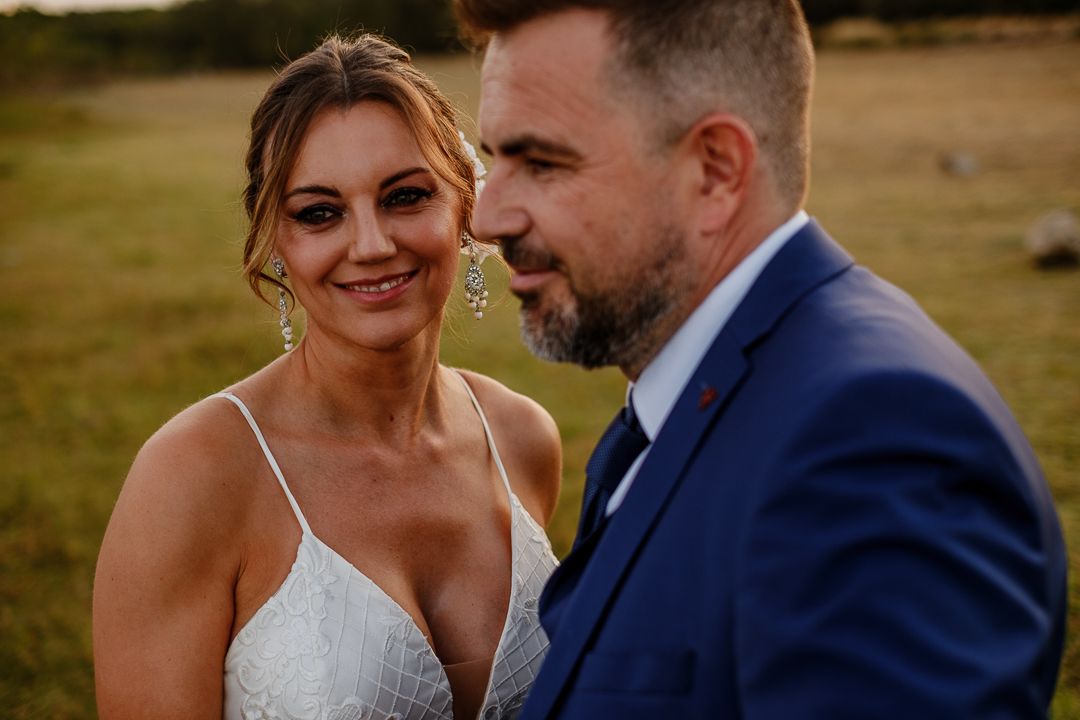 Detalle del vestido de novia al viento – Rubén Mejías Fotógraf