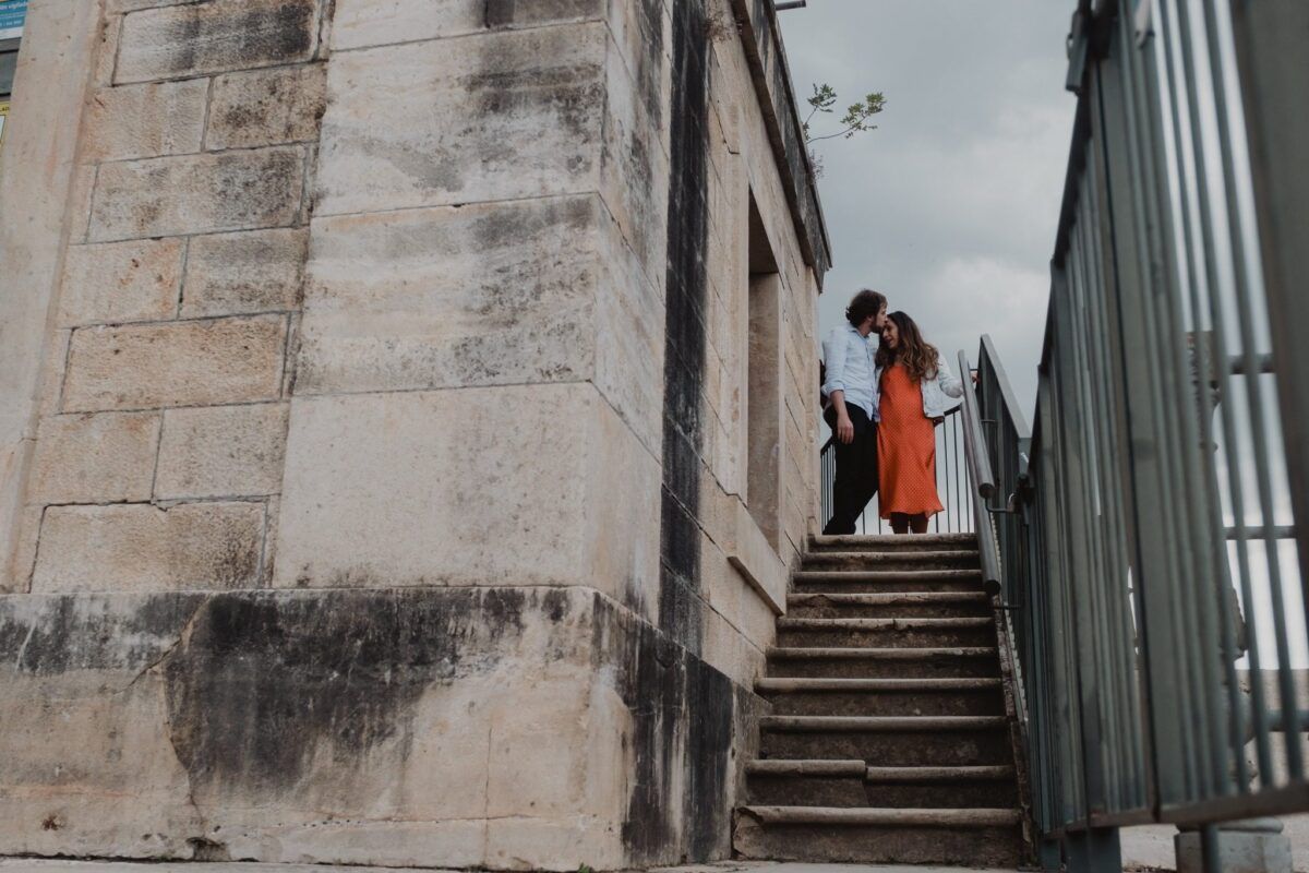 La pareja se abraza en lo alto de las escaleras del Pontón de la Oliva.