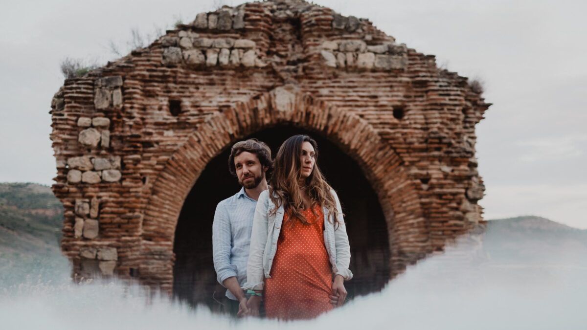 Natalia y David ante un arco de ladrillo en las ruinas del entorno del Pontón de la Oliva.