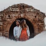 Natalia y David ante un arco de ladrillo en las ruinas del entorno del Pontón de la Oliva.