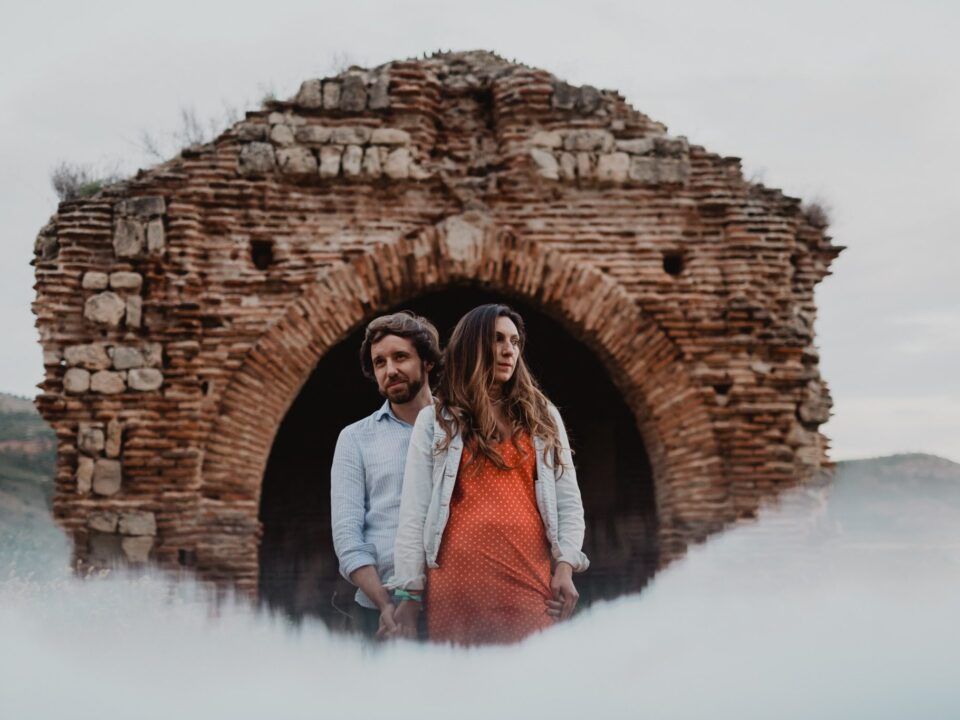 Natalia y David ante un arco de ladrillo en las ruinas del entorno del Pontón de la Oliva.