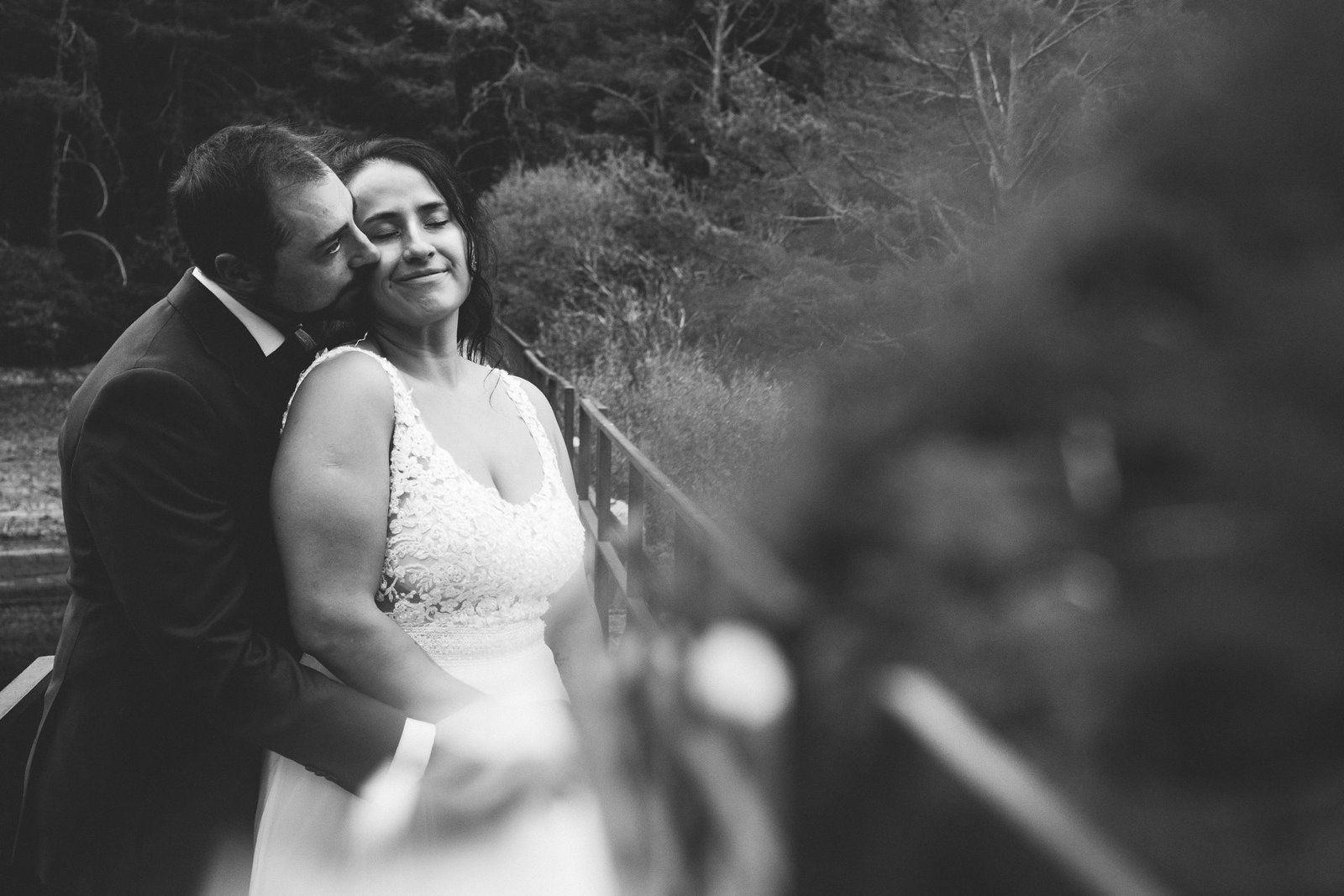 José abrazando a Paola en el puente durante la postboda