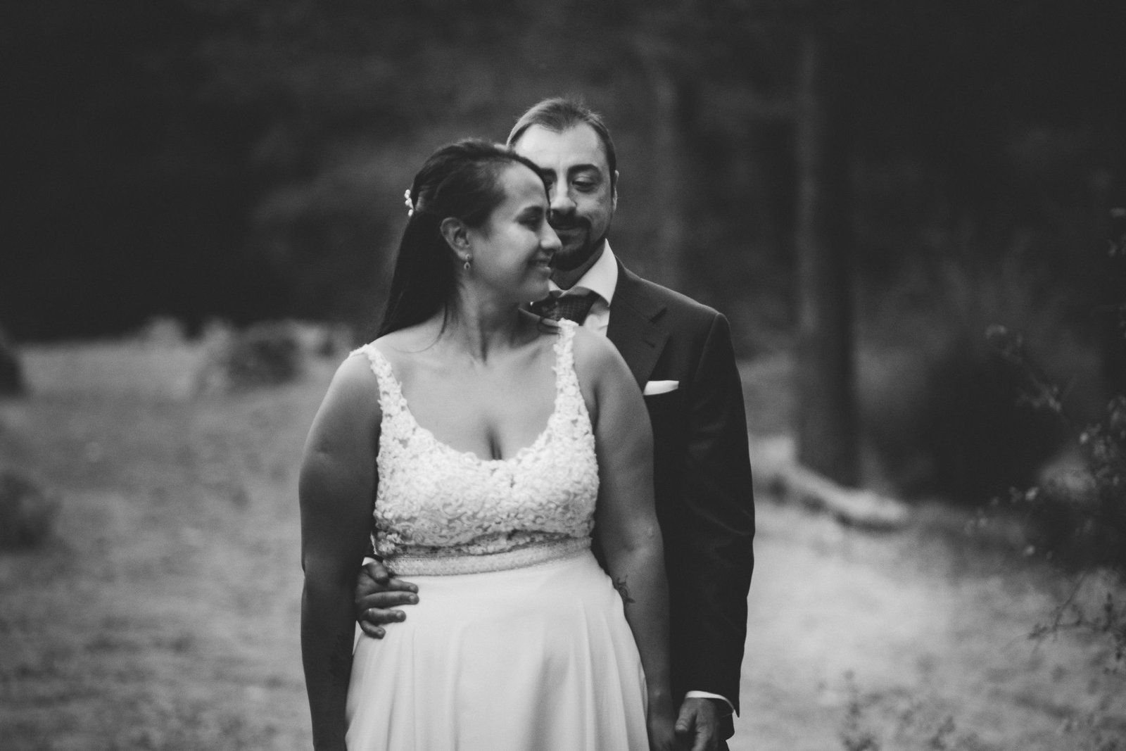 Abrazo de Paola y José durante su postboda en blanco y negro