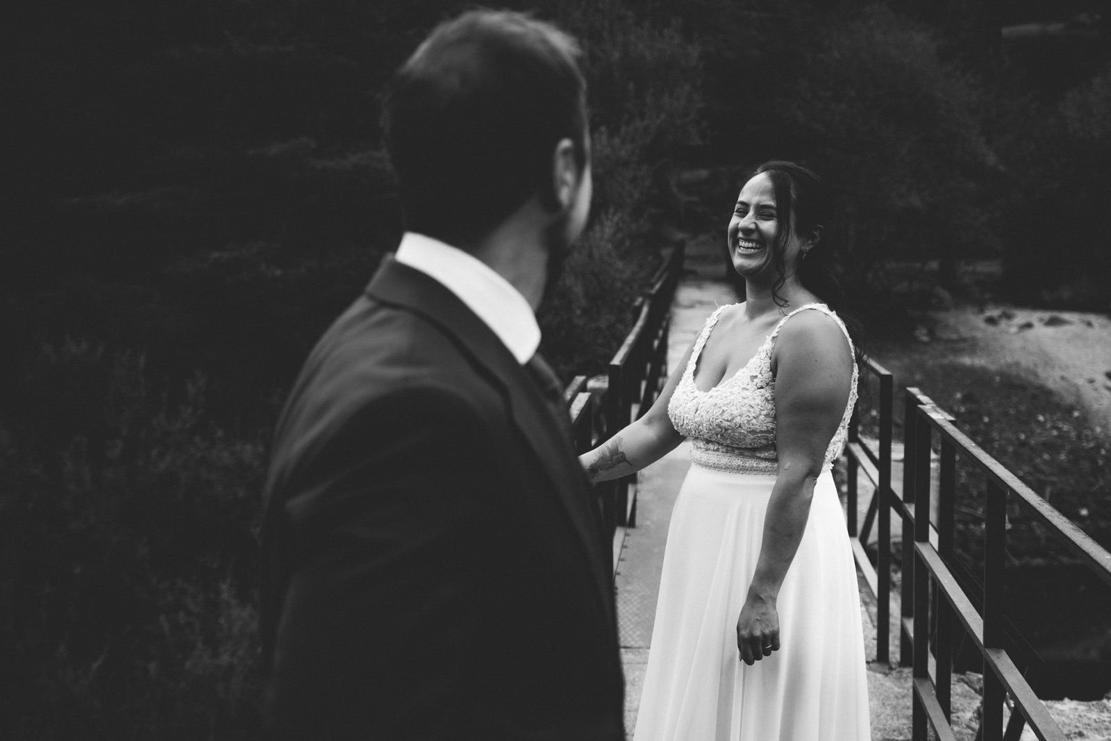 Paola apoyada en un puente de madera en el bosque