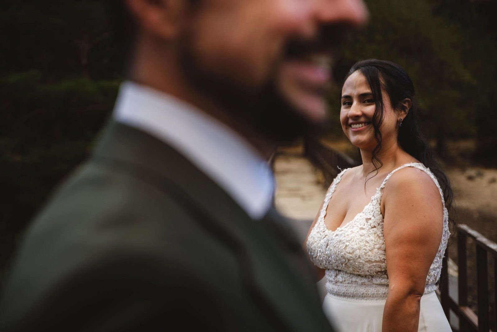 Paola sonriendo durante la sesión de postboda