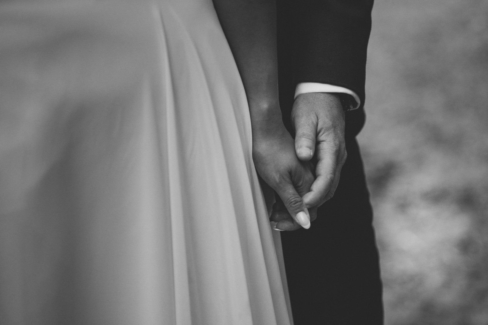 Detalle de las manos de Paola y José en blanco y negro