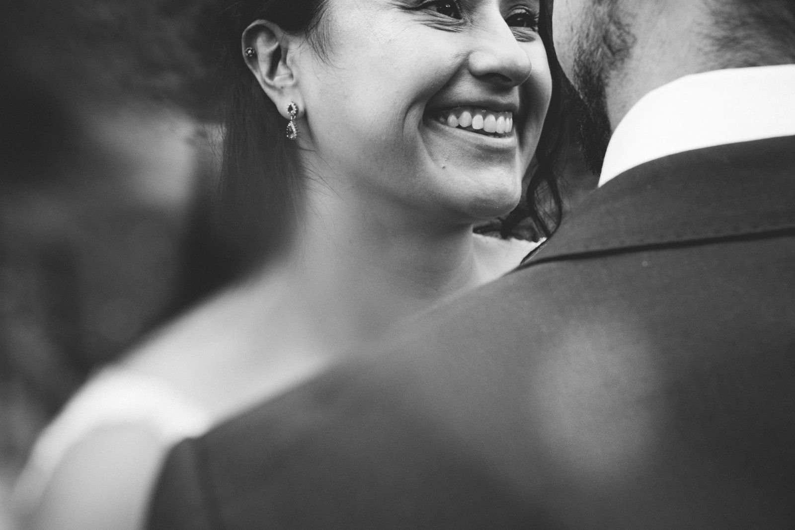 Paola sonriendo junto a José durante su postboda en el bosque