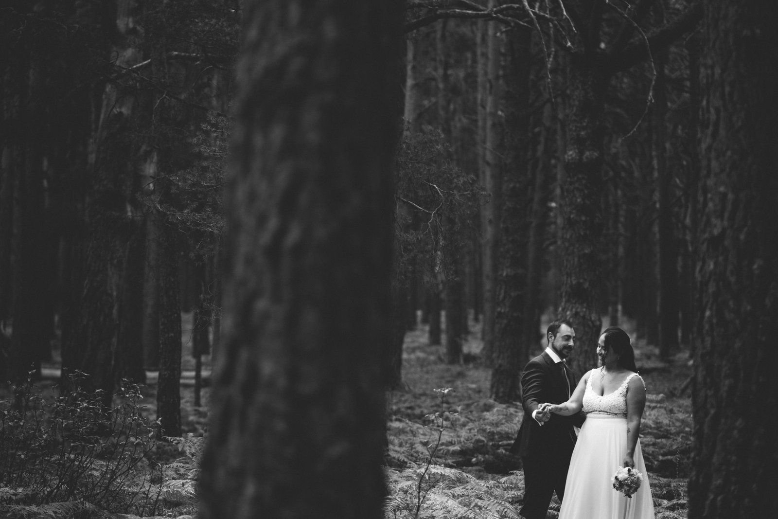 Paola y José juntos entre los pinos durante su postboda