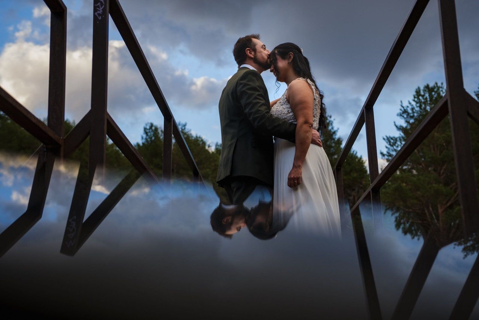 Reflejo de Paola y José junto al puente de madera
