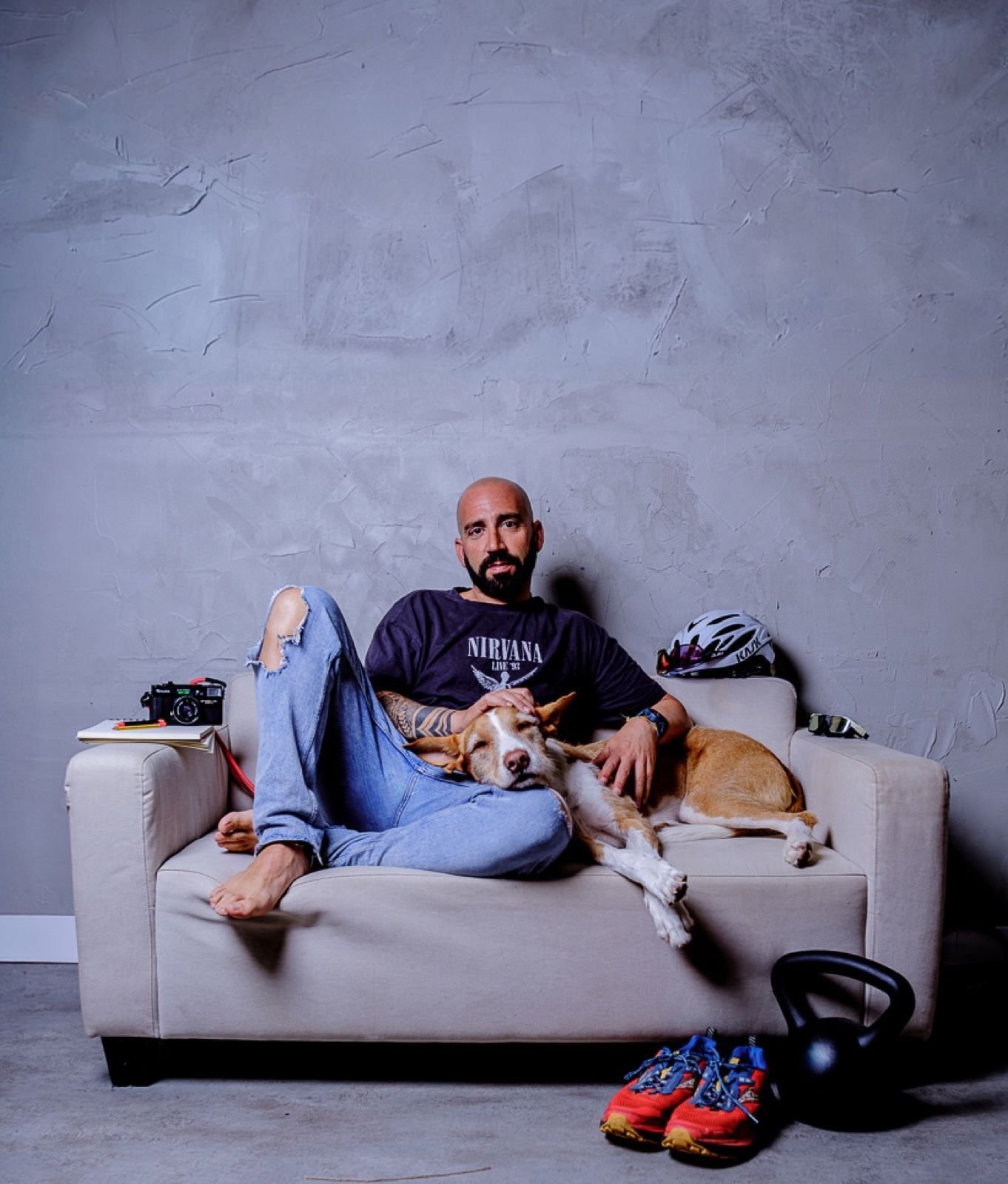 Rubén Mejías sentado en un sofá con Nala